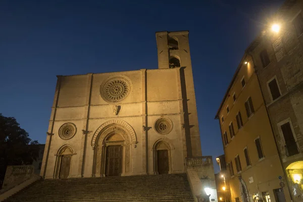 The main square of Todi, Umbria, Duomo by night — Stock Photo, Image