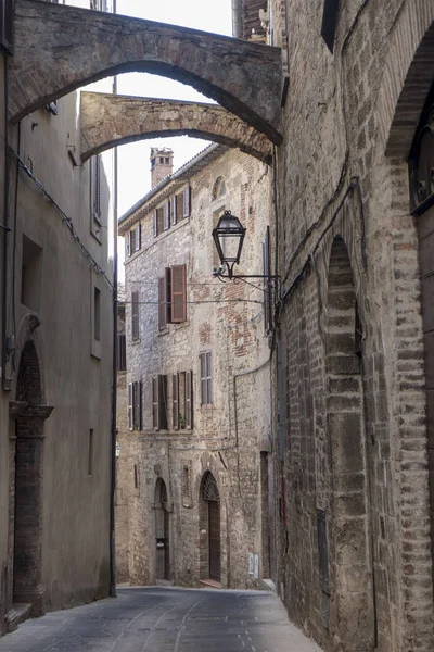 Antigua calle de Todi, Umbría — Foto de Stock
