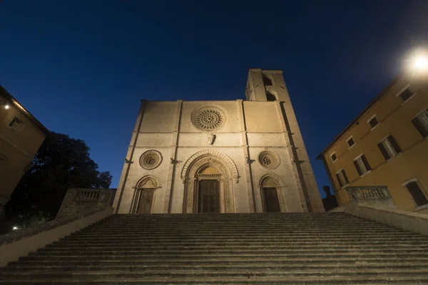 Der hauptplatz von todi, umbrien, duomo bei nacht — Stockfoto