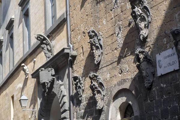Orvieto, Umbria, Itália: rua histórica com frisos — Fotografia de Stock