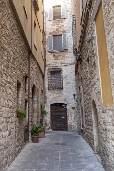 Antigua calle de Todi, Umbría — Foto de Stock