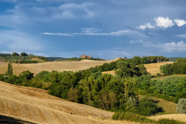 Letní krajina u Asciano — Stock fotografie