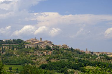 Montepulciano yakınındaki yaz manzara