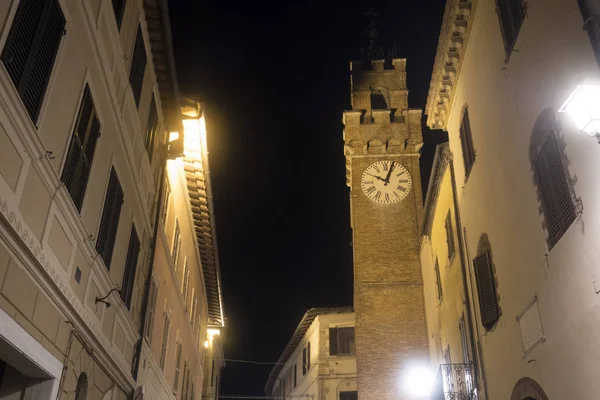 Asciano, Siena, door de nacht — Stockfoto