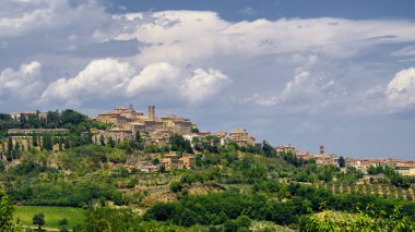 Montepulciano yakınındaki yaz manzara