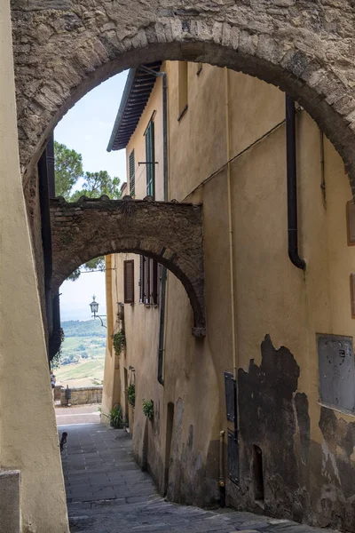 Montepulciano, Siena, İtalya: tarihi binalar — Stok fotoğraf