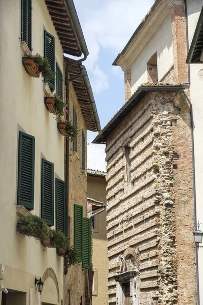 Монтепульчано, Сиена, Италия: исторические здания — стоковое фото