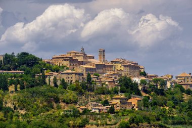 Montepulciano yakınındaki yaz manzara