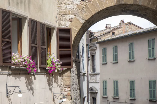 Montepulciano, Siena, Italien: historiska byggnader — Stockfoto