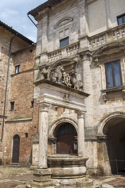 몬테 풀 시아 노, 시에 나, 이탈리아: 역사적인 건물 — 스톡 사진