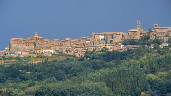 Sommerlandschaft in der Nähe von Montepulciano — Stockfoto