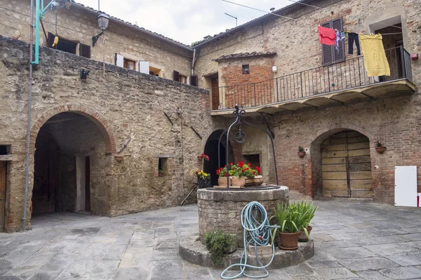 Asciano, Siena, de oude stad: binnenplaats — Stockfoto