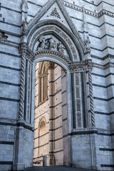 Siena, Italien: historiska byggnader, katedralen (Duomo) — Stockfoto