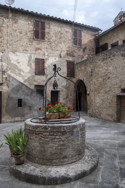 Asciano, Siena, a cidade velha: pátio — Fotografia de Stock