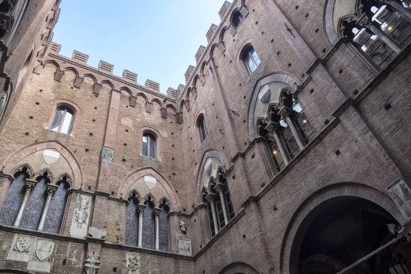 Siena, Włochy: zabytkowe budynki — Zdjęcie stockowe