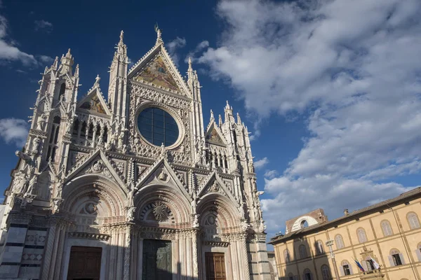 Siena, italien: historische gebäude, die kathedrale (duomo) — Stockfoto