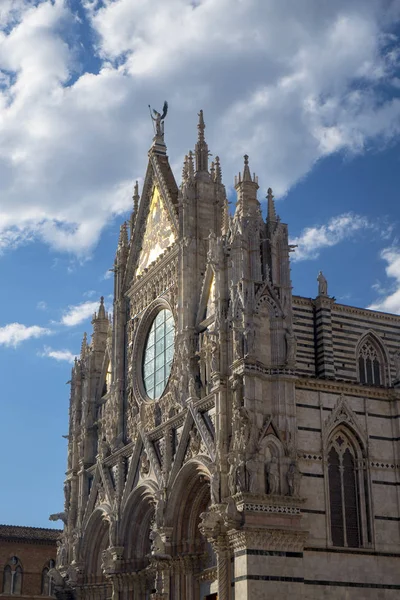 Siena, Itálie: historické budovy, katedrála (Duomo) — Stock fotografie