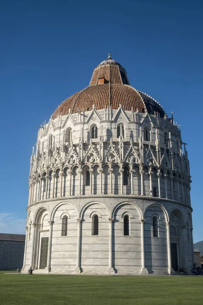 Pisa, Piazza dei Miracoli, famous cathedral square — Stock Photo, Image