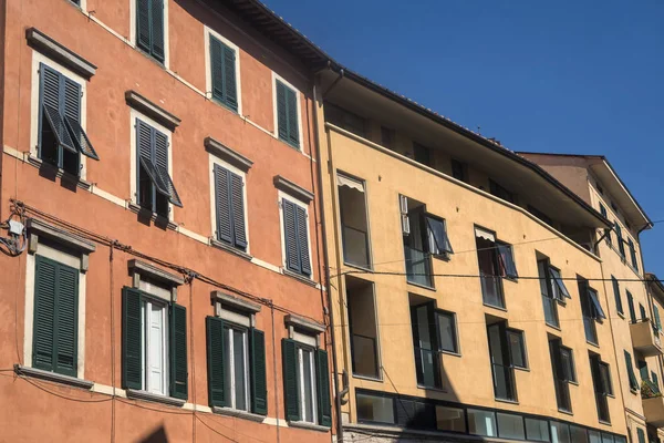 Pisa, edifici storici e moderni — Foto Stock