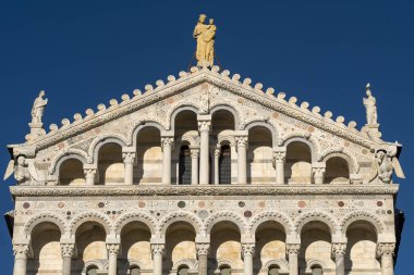Pisa, Piazza dei Miracoli, ünlü katedral meydanı.