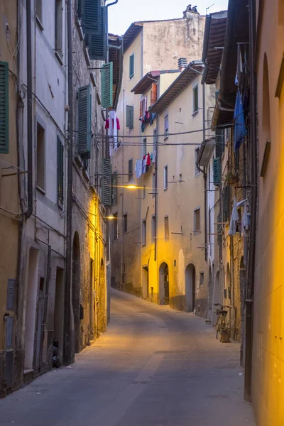 Poggibonsi, Siena, på kvällen — Stockfoto