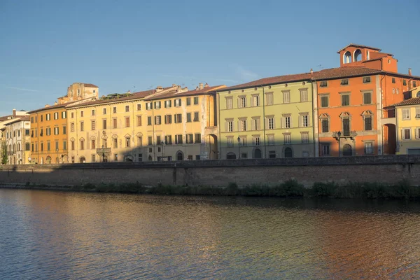 Pisa, edificios históricos a lo largo del río Arno — Foto de Stock