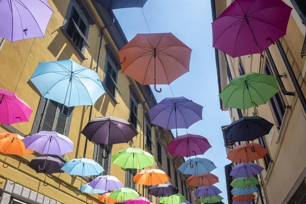 Pietrasanta, lucca: die Hauptstraße mit den bunten Sonnenschirmen — Stockfoto