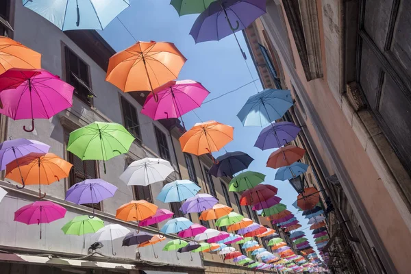 Pietrasanta, Lucques : la rue principale avec des parasols colorés — Photo