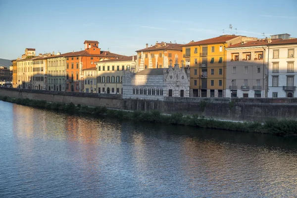 Pisa, historiska byggnader längs floden Arno — Stockfoto