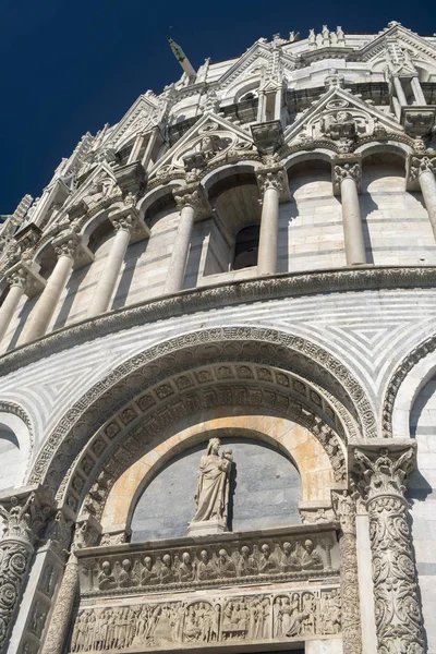 Pisa, Piazza dei Miracoli, famosa praça da catedral — Fotografia de Stock