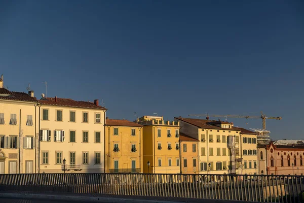 Пиза, исторические здания вдоль реки Арно — стоковое фото