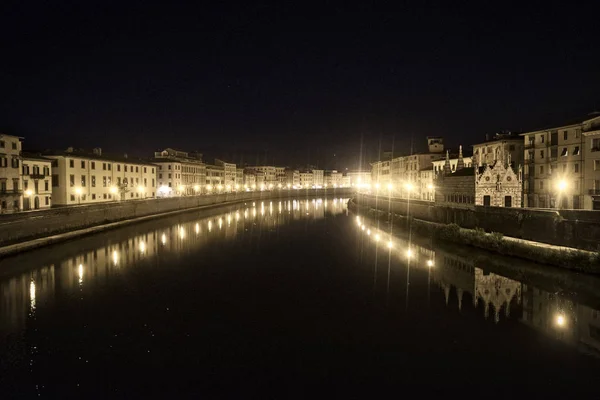 Пиза, исторические здания вдоль реки Арно — стоковое фото