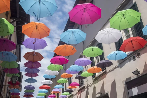 Мбаппе-трасанта, Лукка: главная улица с разноцветными пумбреллами — стоковое фото