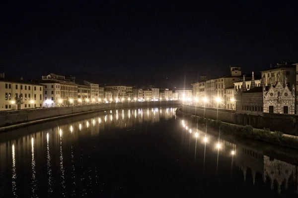 Pisa, historic buildings along the Arno river — Stock Photo, Image