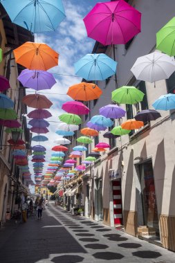 Pietrasanta, Lucca: Ana yoIda renkli şemsiyeler