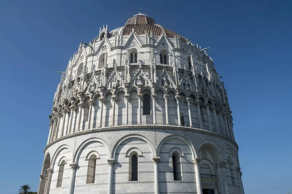 Pisa, Piazza dei Miracoli, híres katedrális tér — Stock Fotó