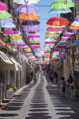 Pietrasanta, Lucca: Ana yoIda renkli şemsiyeler
