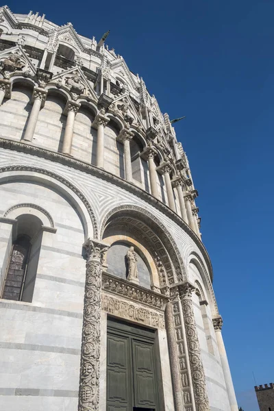 Pisa, Piazza dei Miracoli, famosa plaza de la catedral —  Fotos de Stock