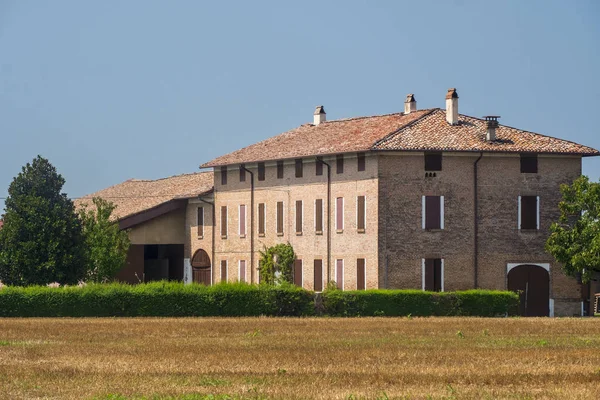 Gammal gård nära Cortemaggiore, Italien — Stockfoto