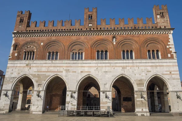Piacenza: Piazza Cavalli, a város főtere — Stock Fotó