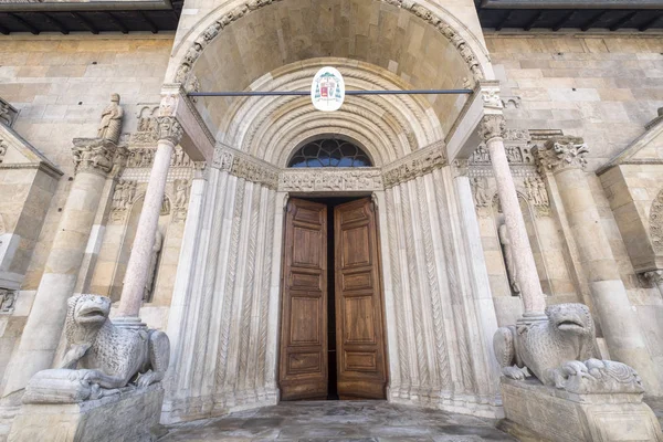フィデンツァ, パルマ, イタリア: 大聖堂のファサード — ストック写真