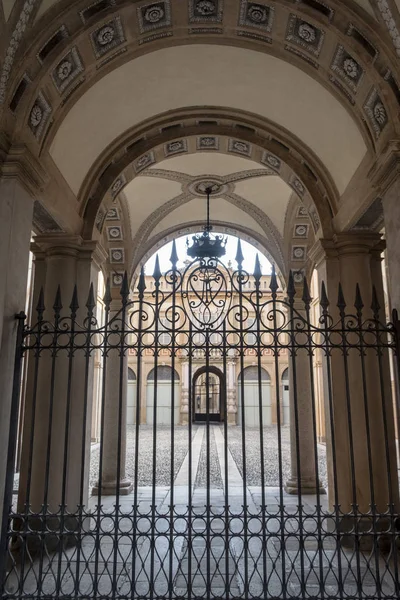 Историческое здание в Пьяченце, Италия — стоковое фото