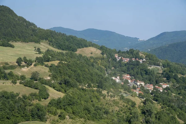 Дорога на Пассо-делла-Сиза, от Тосканы до Осамы — стоковое фото