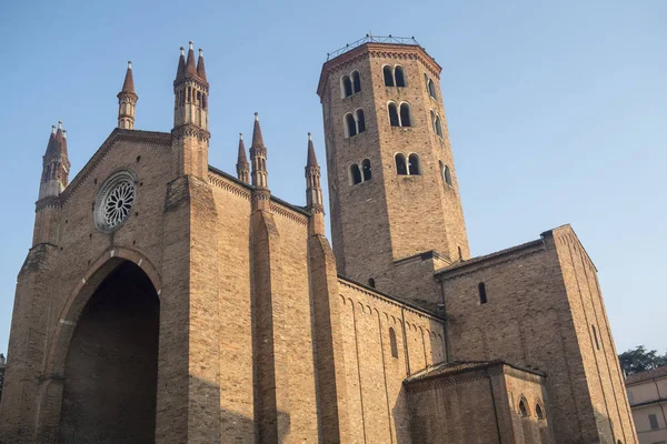 ピアチェンツァ、イタリアの歴史ある教会です。 — ストック写真