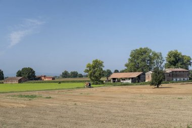 Po döngüsü yol boyunca kırsal manzara