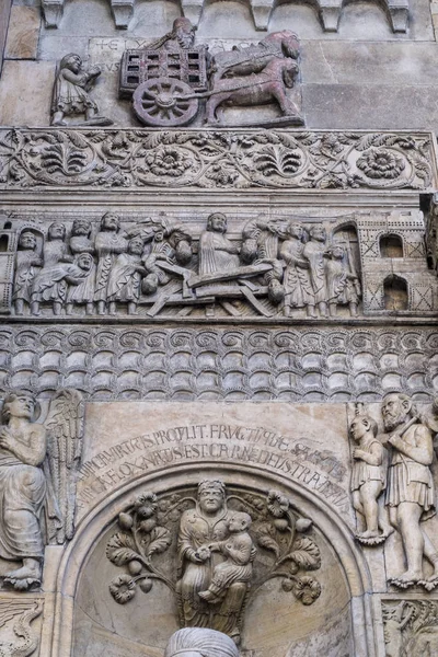 : Fidenza Parma, Italië kathedraal gevel — Stockfoto