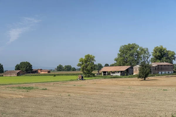 Po döngüsü yol boyunca kırsal manzara