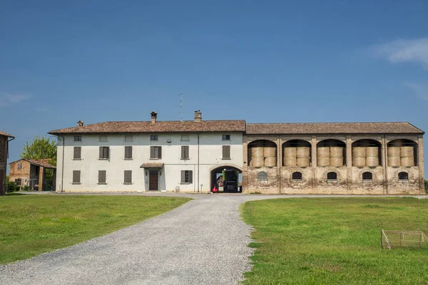 Ancienne ferme près de Cortemaggiore, Italie — Photo