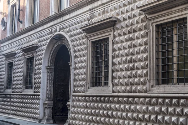 歴史的なイタリア、ピアチェンツァの建物 — ストック写真