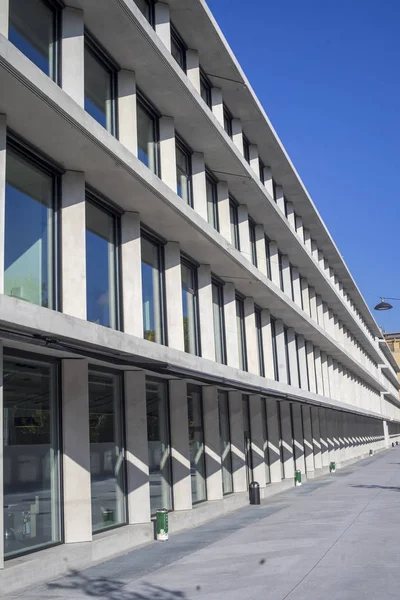 Feltrinelli budynku w Mediolan, Włochy — Zdjęcie stockowe